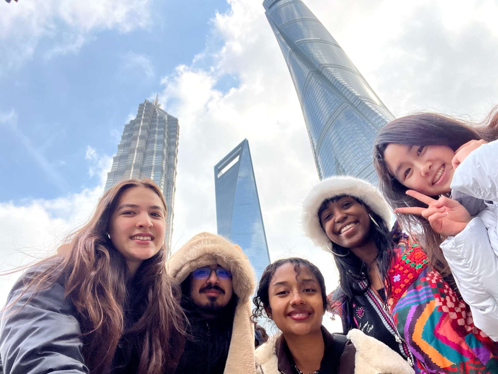 Yueyang touring Shanghai with international students